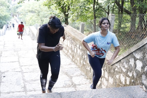 Two-women-doing-Uphill-training-on-the-hill-powered-by-Dynamic-Run-Club(DSNC)
